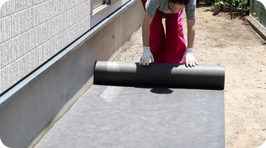 防草シートを設置する