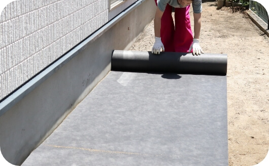 防草シートを設置する