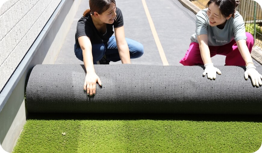 人工芝を仮敷きする