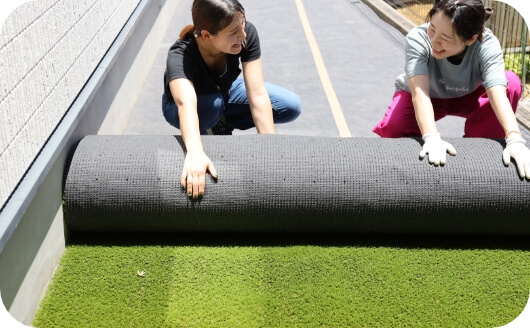 人工芝を仮敷きする