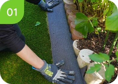 障害物がある箇所を余らせた状態で人工芝を敷きます。