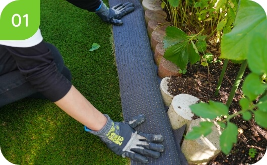 障害物がある箇所を余らせた状態で人工芝を敷きます。