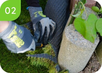 障害物の中央に切り目を入れ、障害物の形状に合わせて細かく切り込みを入れます。