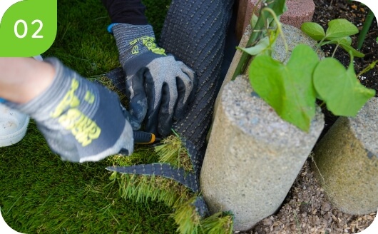 障害物の中央に切り目を入れ、障害物の形状に合わせて細かく切り込みを入れます。