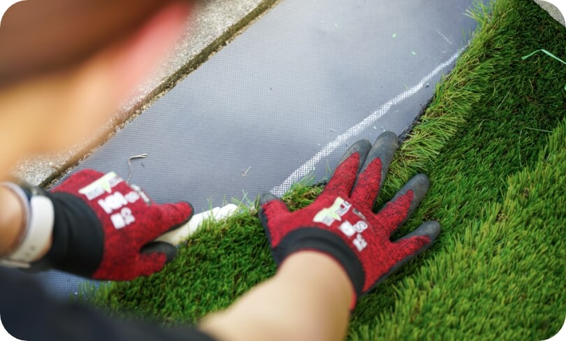 人工芝両面テープで芝同士を接着する