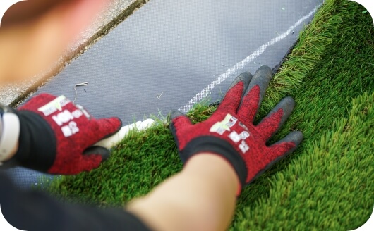 人工芝両面テープで芝同士を接着する