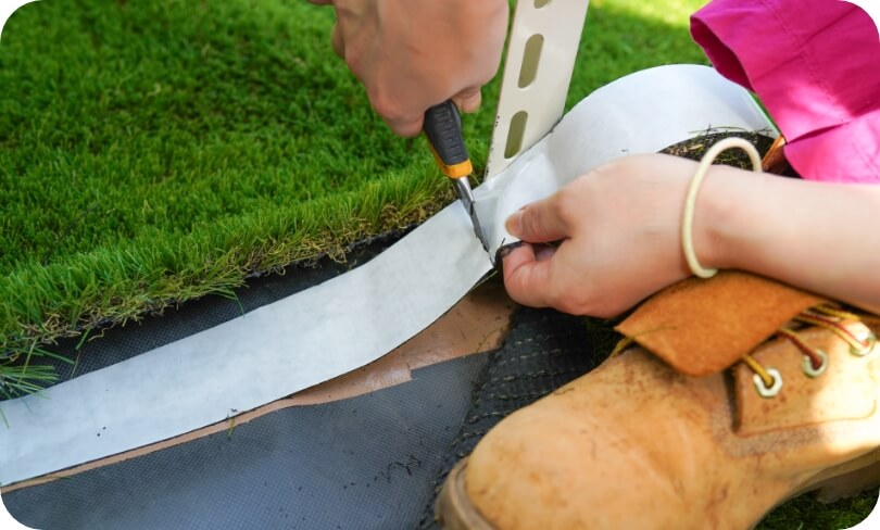 人工芝両面テープで芝同士を接着する