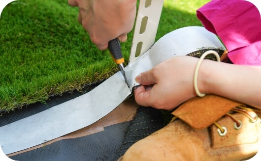 人工芝両面テープで芝同士を接着する