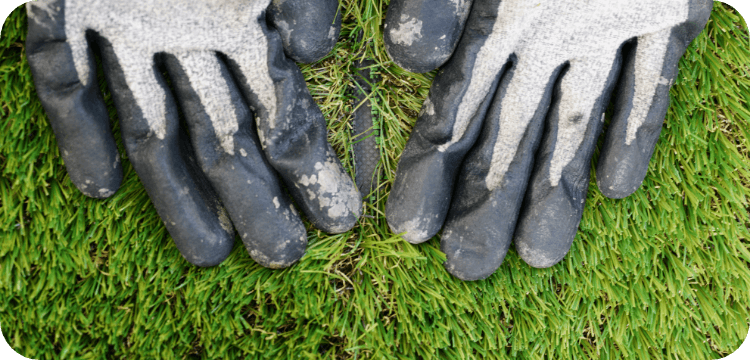 人工芝両面テープで芝同士を接着する