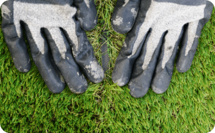 人工芝両面テープで芝同士を接着する