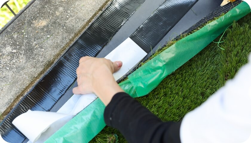 人工芝を圧着する