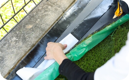 人工芝を圧着する