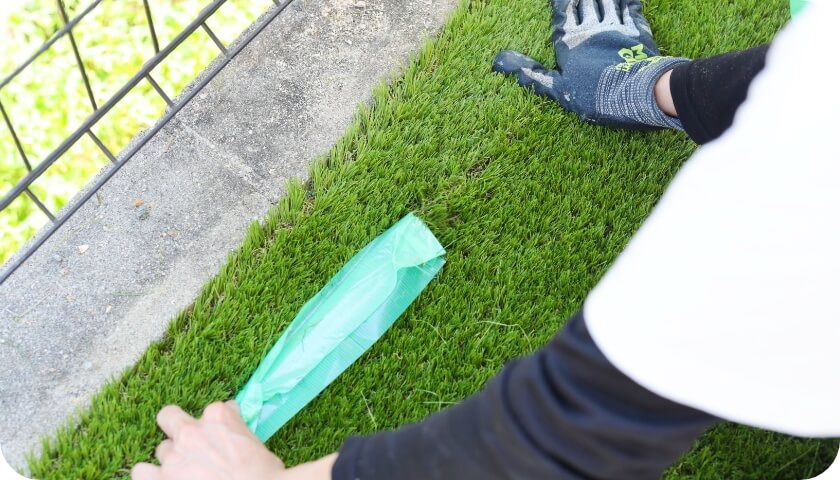 人工芝を圧着する