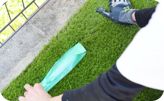 人工芝を圧着する