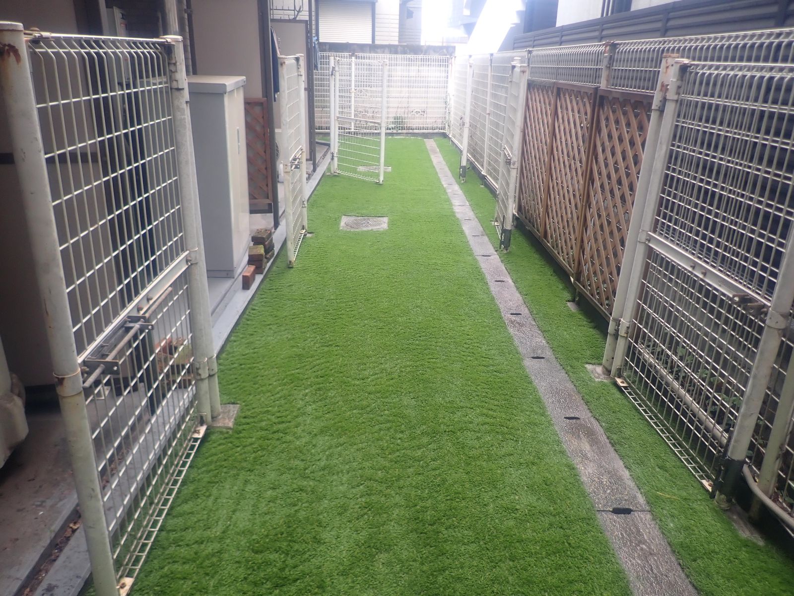 マンションバルコニーの人工芝の質感が分かる仕上がり写真