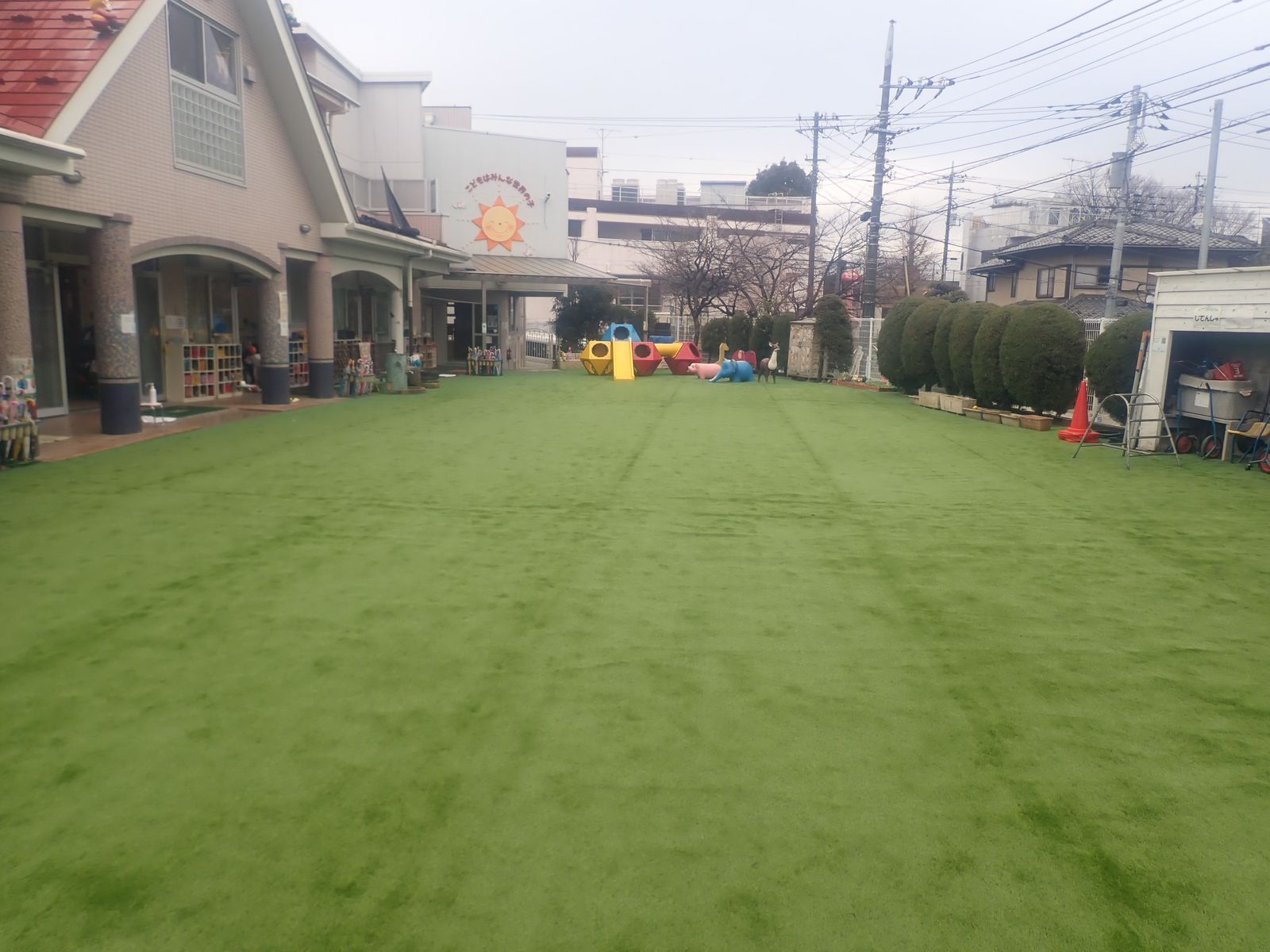 幼稚園の園庭に敷き詰められた明るいグリーンの人工芝