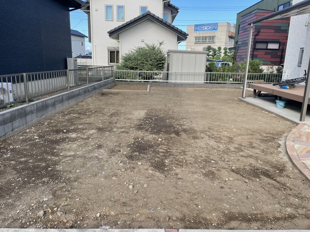 施工前、雑草が生い茂った新築住宅の裏庭