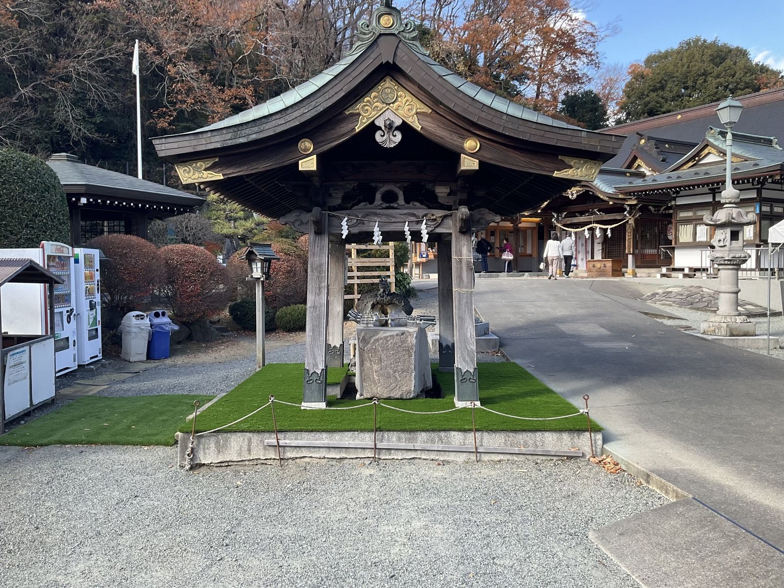神社境内の参道脇、社殿前スペースへの人工芝施工例