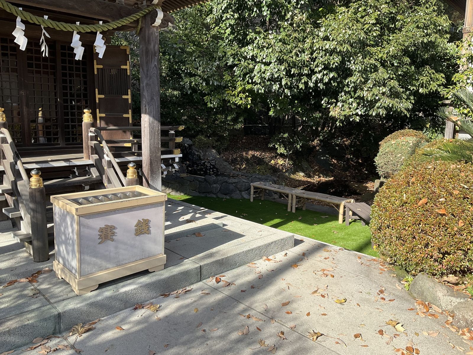 神社境内、賽銭箱まわりの人工芝施工例