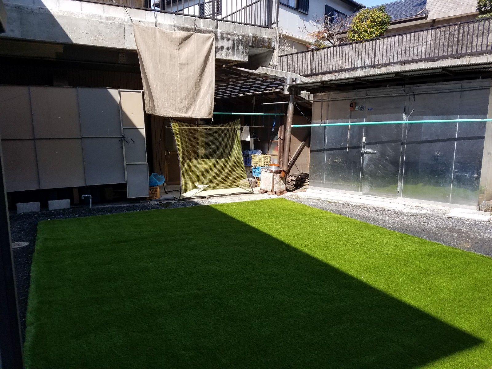 人工芝パイルの目起こし作業のクローズアップ