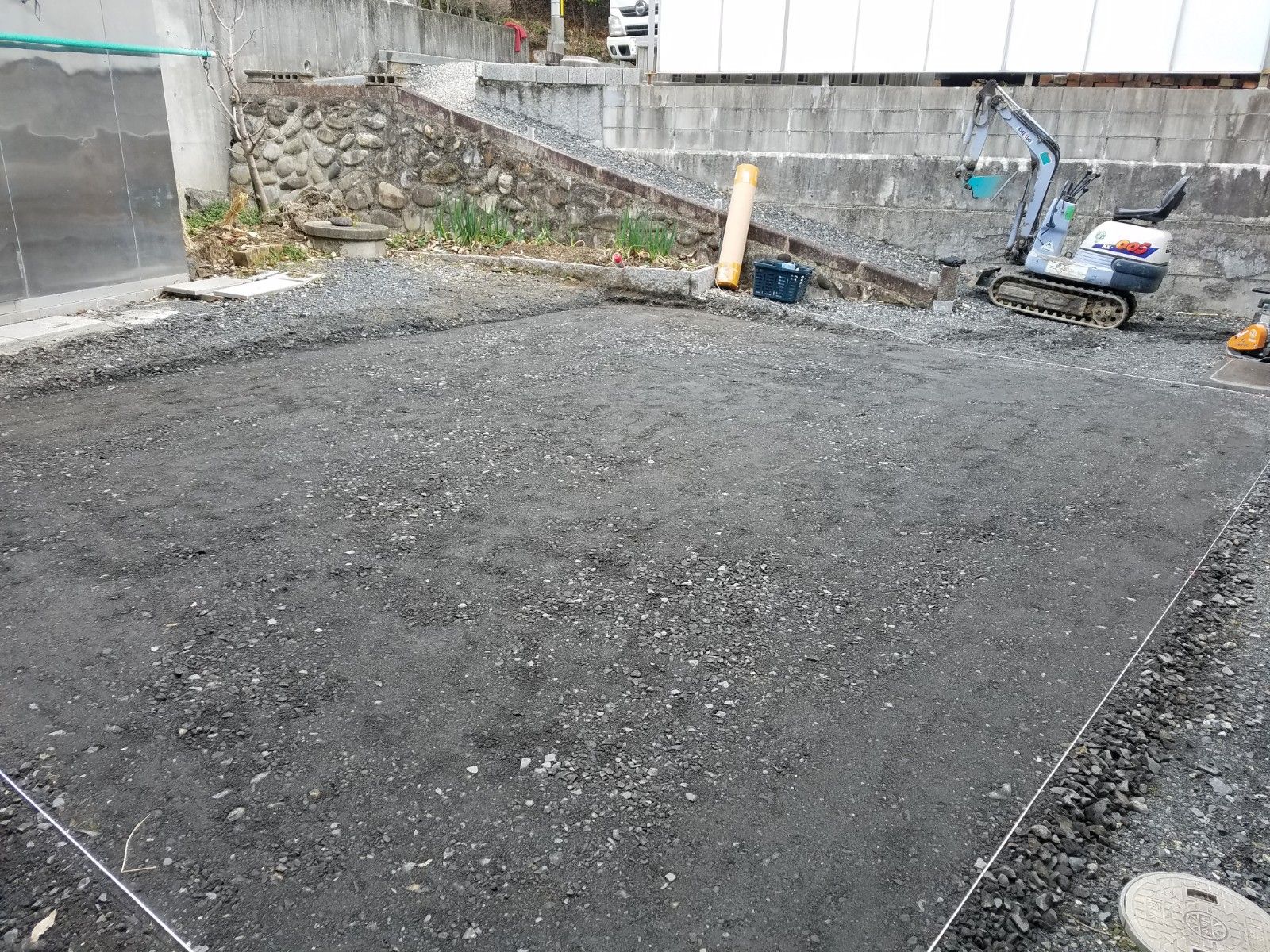 人工芝施工前の敷地の整地・下地づくりの様子