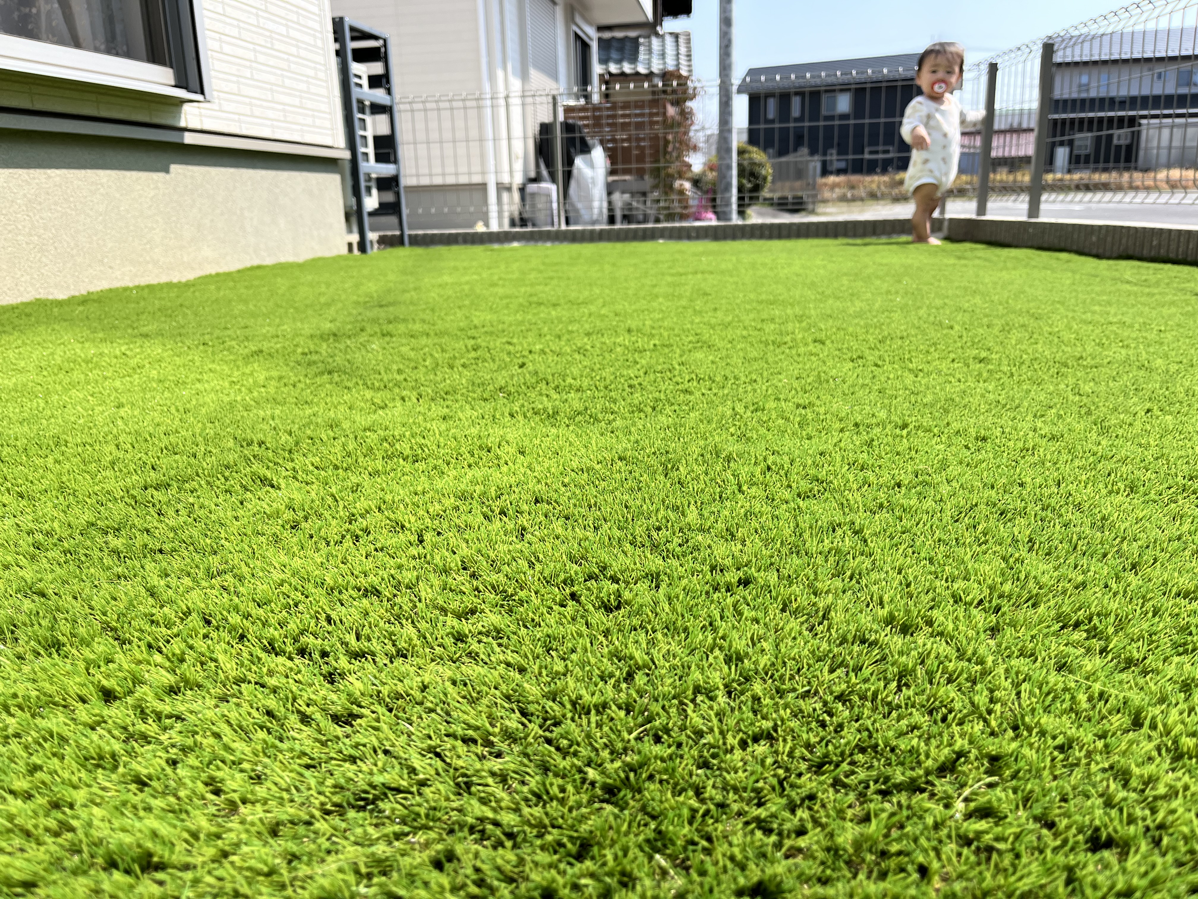 施工後の鮮やかな人工芝のお庭