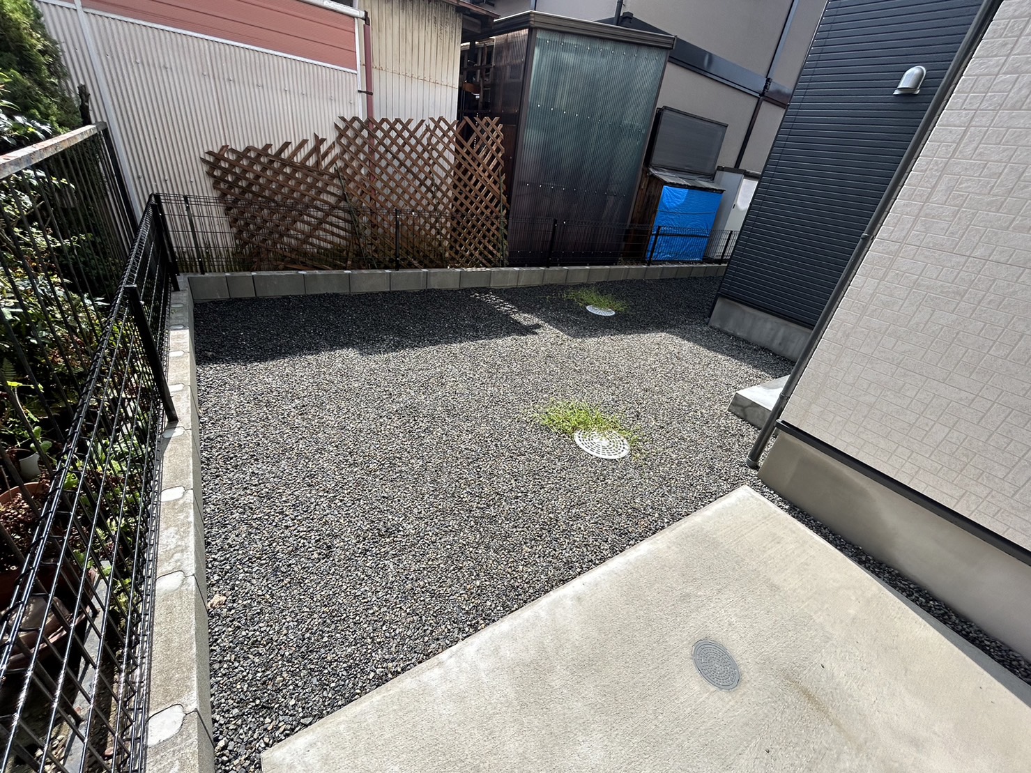 施工前の砂利敷きの裏庭