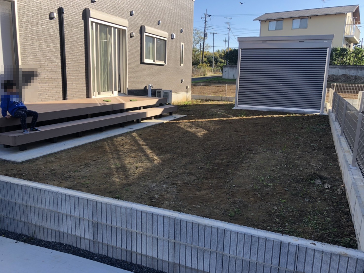 施工前：土がむき出しのお庭