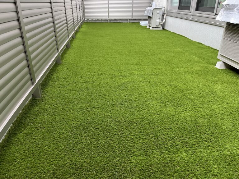 歩くと足をとられる深い砂利をアウトドアを楽しめる芝生に（施工後）