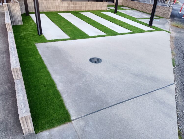 芝刈りのストレスから解放！駐車場を美しいストライプの人工芝へリフォーム