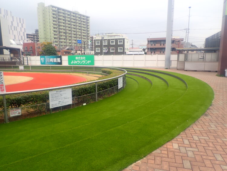 川崎競馬場パドックの観客席（約660㎡）の人工芝敷設が完了！難易度の高い曲線・階段施工も14日間で完工