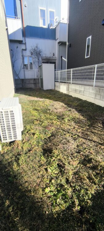 施工前：給湯設備や排水桝が複数ある変形地の裏庭