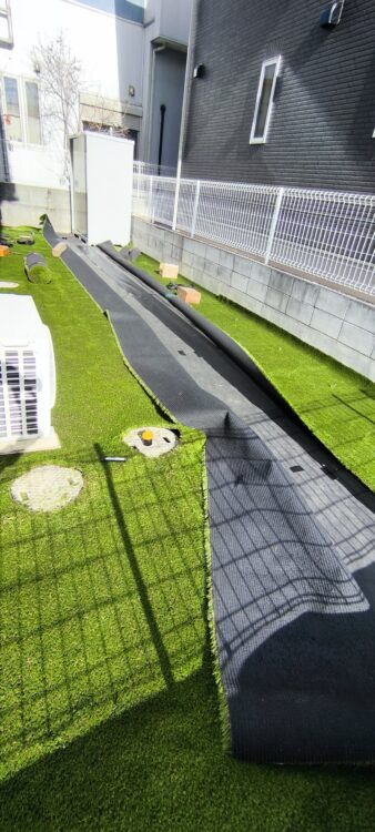 防草シートと人工芝の敷設途中の様子