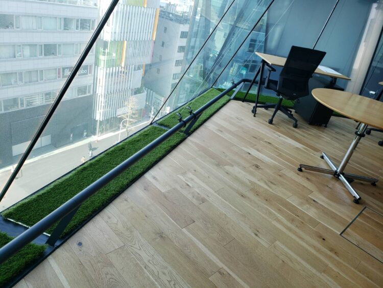 渋谷区のオフィスビルに、眺望を活かした人工芝の窓辺スペースを施工しました