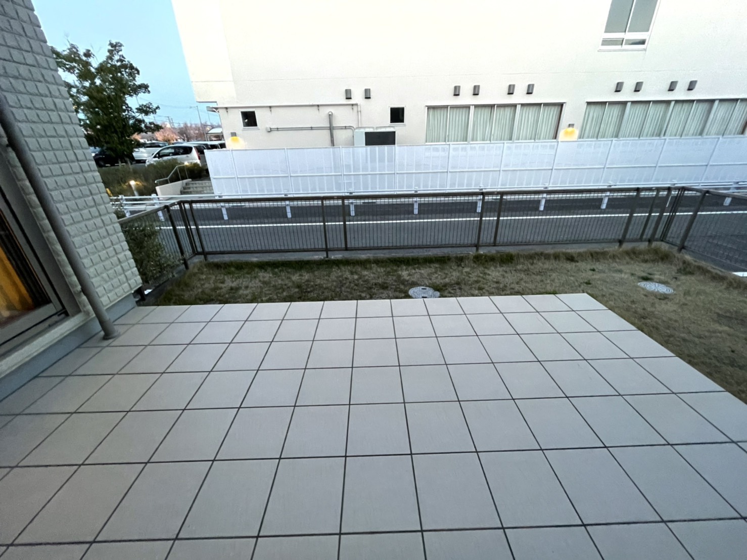 豊田市・施工前の雑草だらけのバルコニー脇スペース