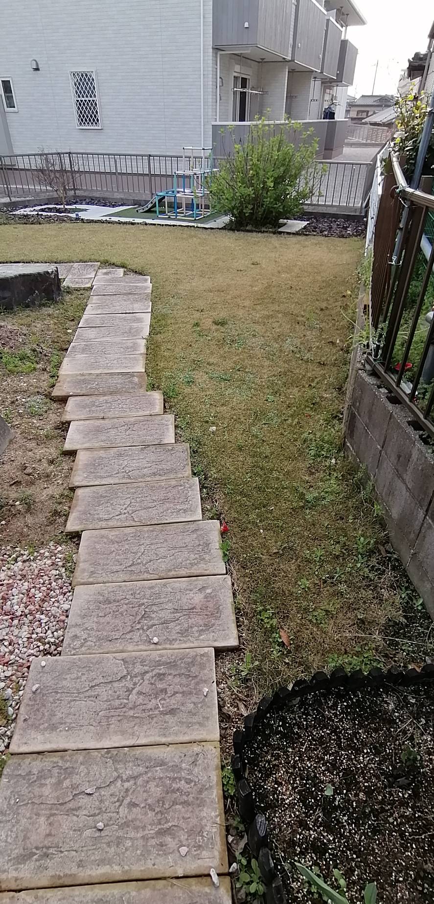 豊田市・施工前の天然芝のお庭(飛び石の小道あり)