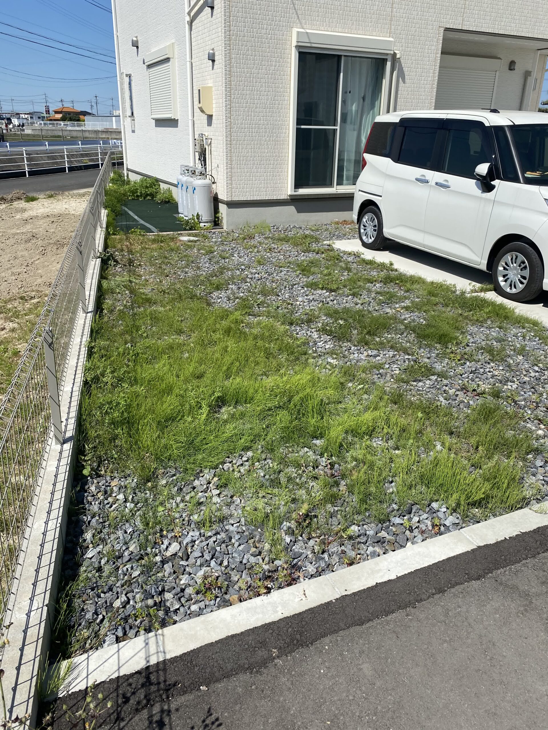 弥富市・施工前の砕石敷きで雑草が伸びたお庭