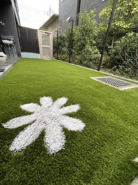 さいたま市・雑草だらけだったお庭が、花柄デザイン入りの人工芝に一新