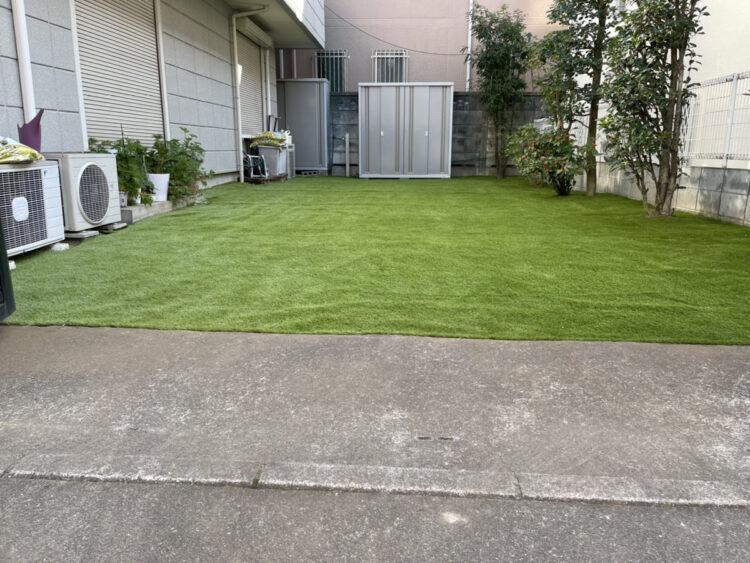 目黒区・広い裏庭が、隅々まで緑が行き渡る人工芝の空間に一新
