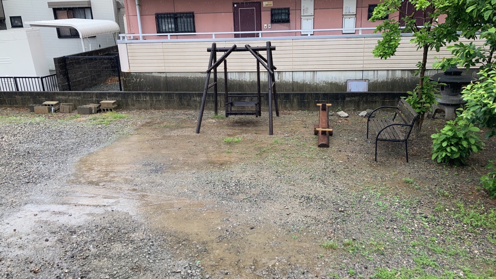 久留米市・施工前の雨でぬかるんだお庭(ブランコあり)