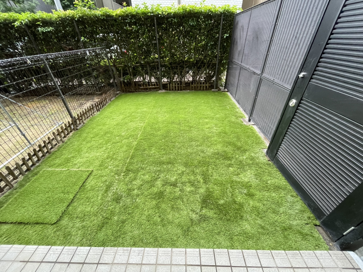 施工後:専用庭が一面の人工芝に