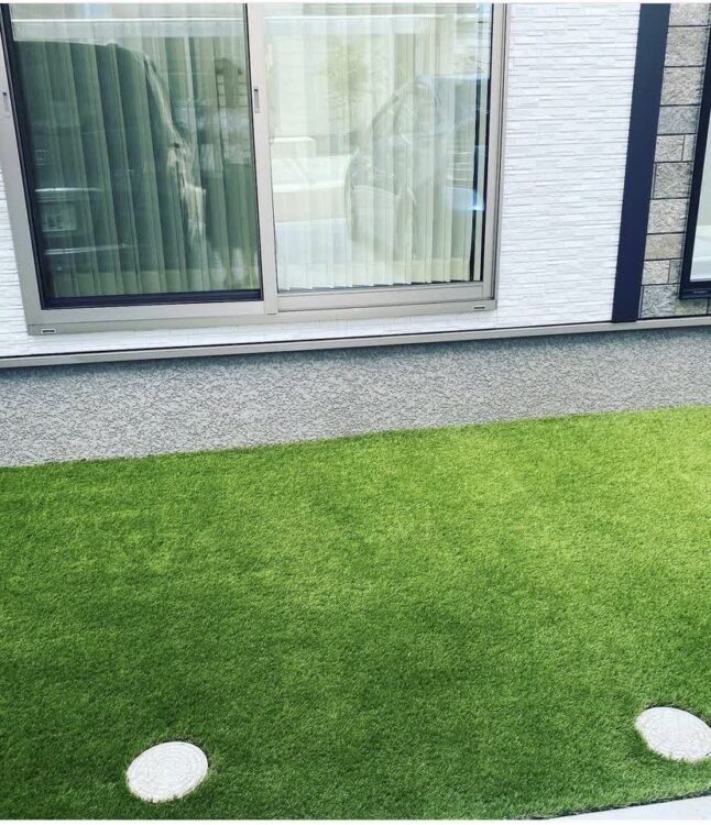高松市・砂利敷きの前庭が、キレイに見える人工芝に一新