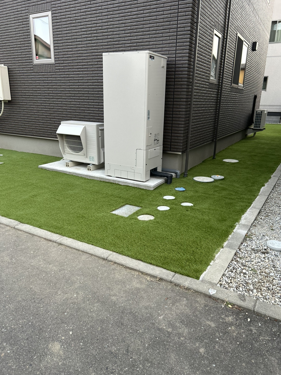 施工後:建物脇の設備まわりが人工芝に