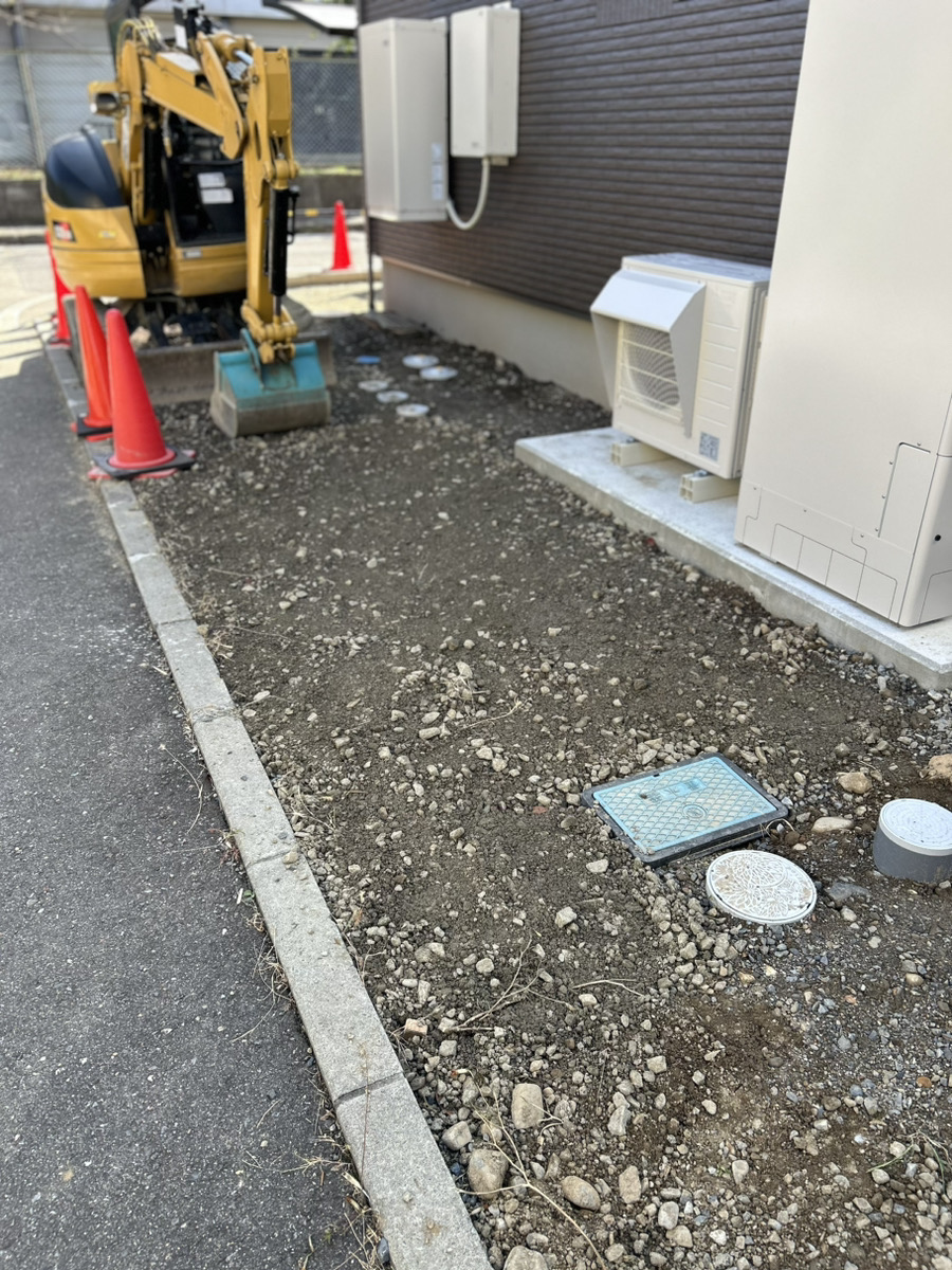 施工前:建物脇の設備まわりの砕石敷きの状態