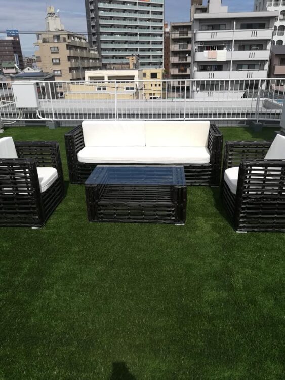 屋上テラスに人工芝とアウトドア家具を設置、くつろぎの空間に仕上げました