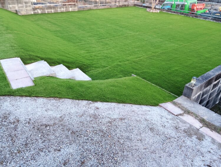 多治見市・雑草だらけの空き地が、階段状の斜面を彩る人工芝の緑地に生まれ変わりました