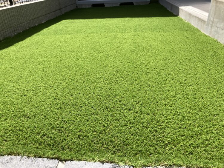 春日井市・雑草だらけの土のスペースが鮮やかな人工芝に一新