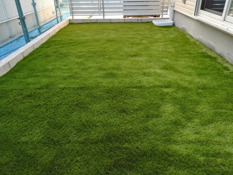 砂敷きのお庭を一年中緑の雑草知らずの空間に｜瀬戸市の人工芝施工事例