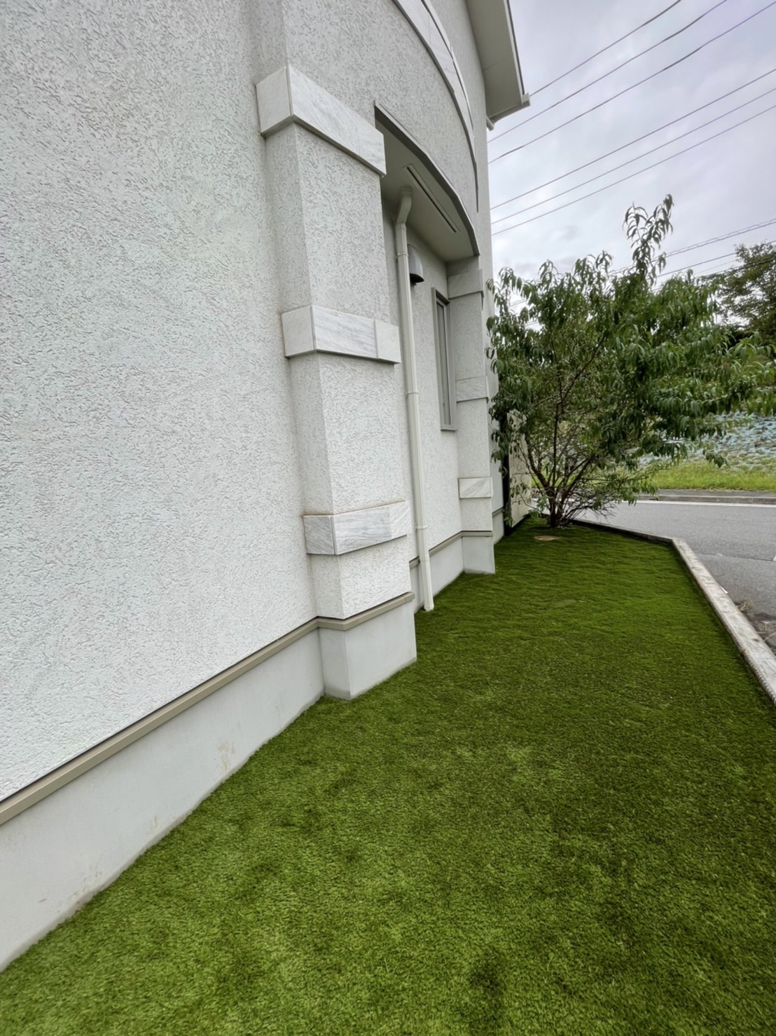施工後:家まわりが人工芝に