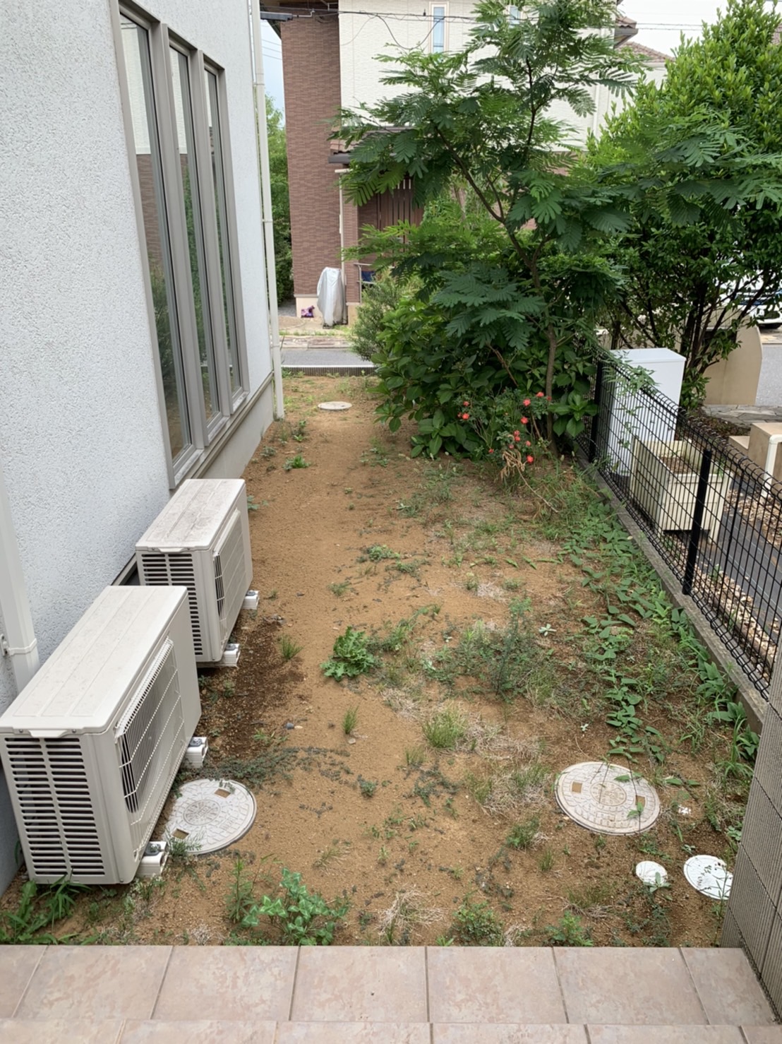 施工前:雑草が生えた家まわりの細長い土のスペース